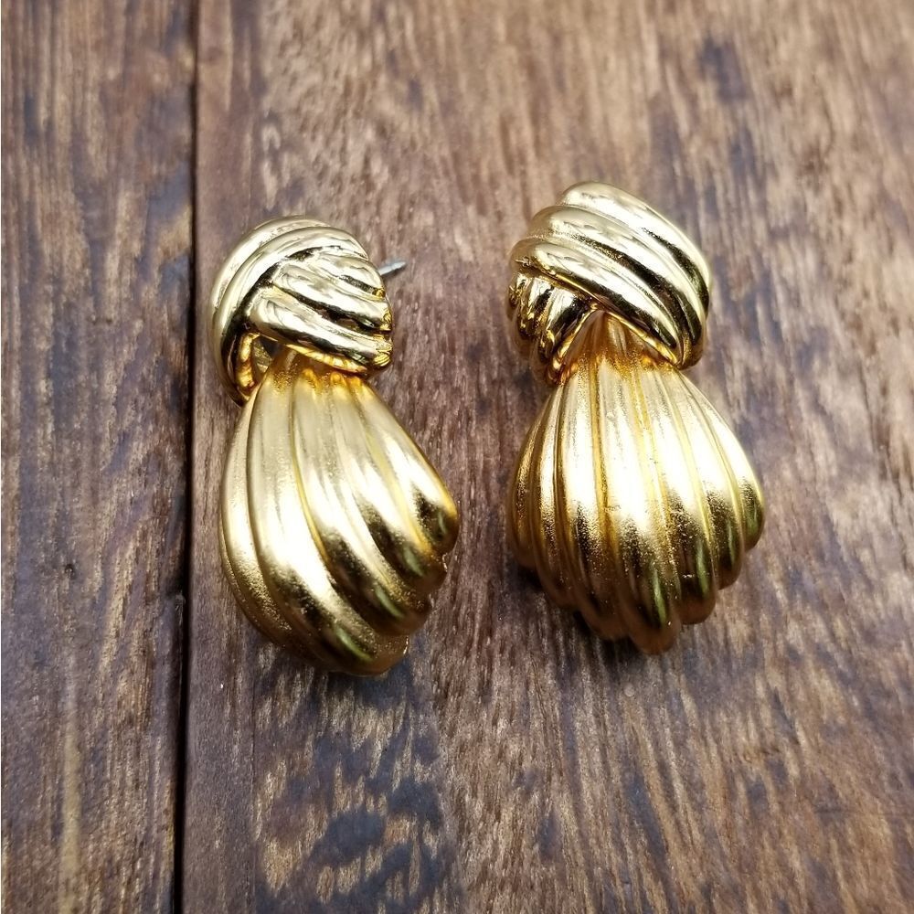 Vintage monet shell cast earrings gold plated E251